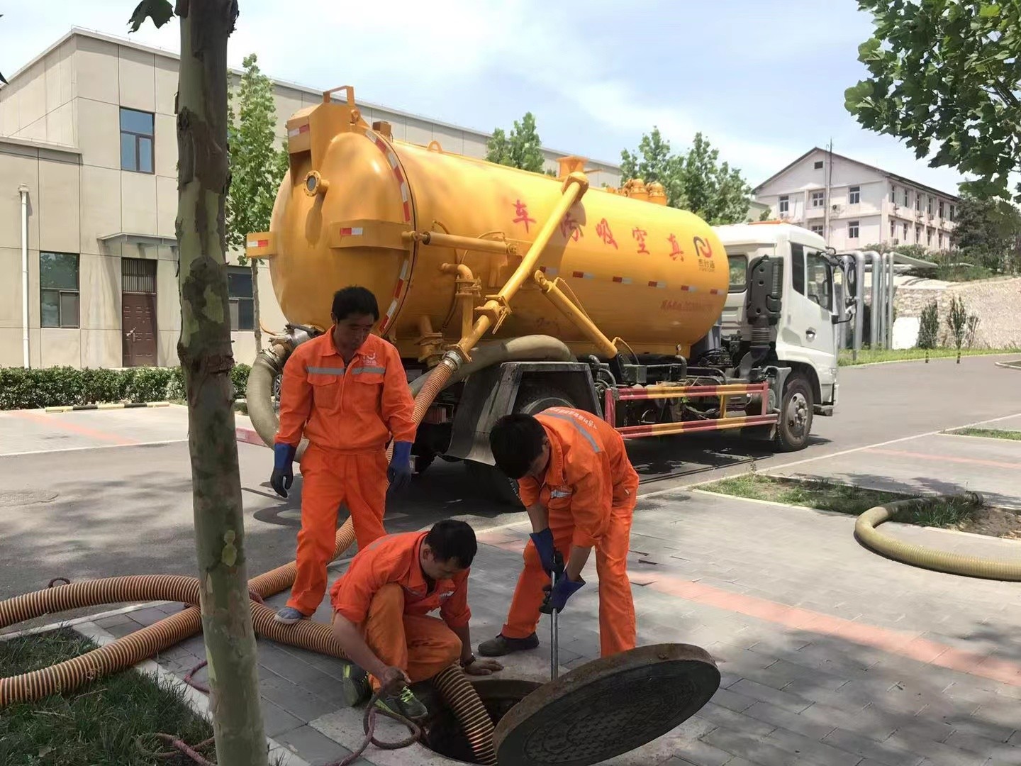 镇平管道疏通车停在窨井附近