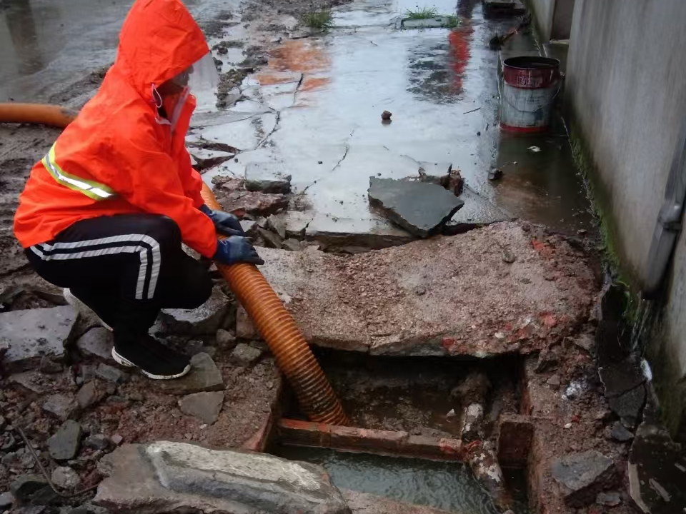 镇平专业清理污水池 炜誉市政以规范流程守护城市 “肠道”